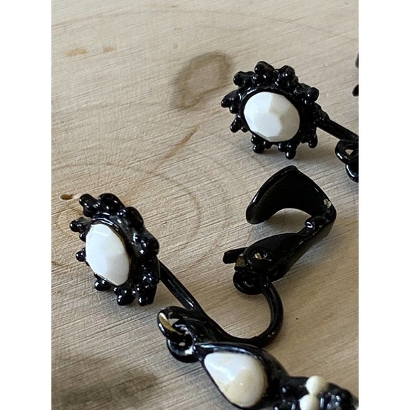 retro vintage clip on beaded drop earrings black white - Picture 6 of 7